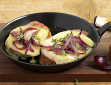 Cheese slices with raclette and onion topping