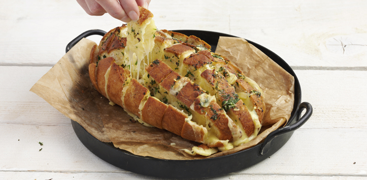 Party bread with raclette cheese, pull-apart bread