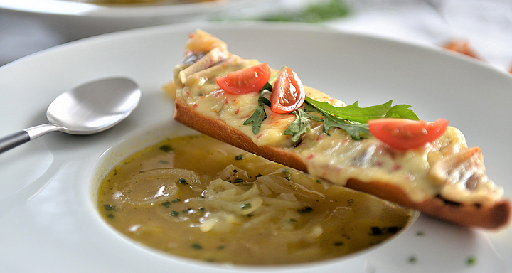 Französische Zwiebelsuppe mit Raclette-Baguette