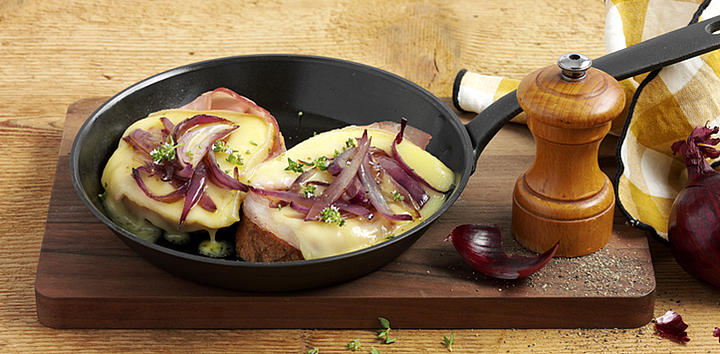 Cheese slices with raclette and onion topping