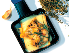 Raclette mit Kalbshuft auf frischem Knoblauch