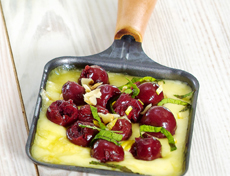 Raclette aux cerises en compote et aux noix