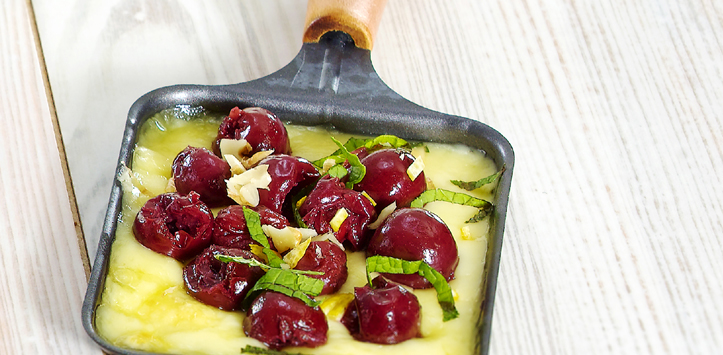 Raclette aux cerises en compote et aux noix