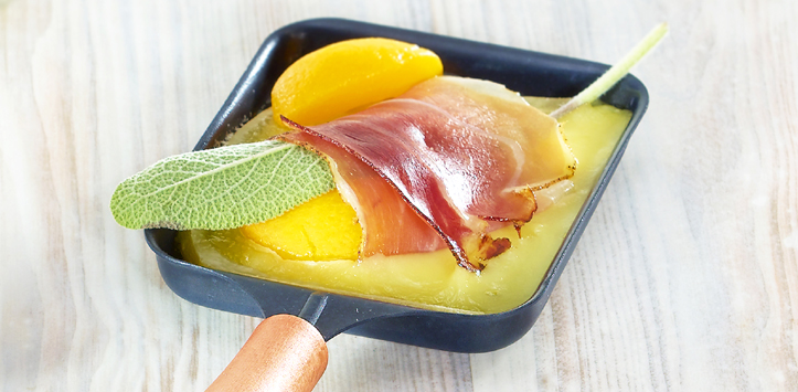 Raclette aux abricots, au jambon cru et à la sauge