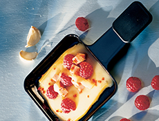 Raclette mit Honig-Senf-Schinken und Himbeeren