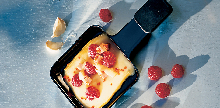 Raclette mit Honig-Senf-Schinken und Himbeeren