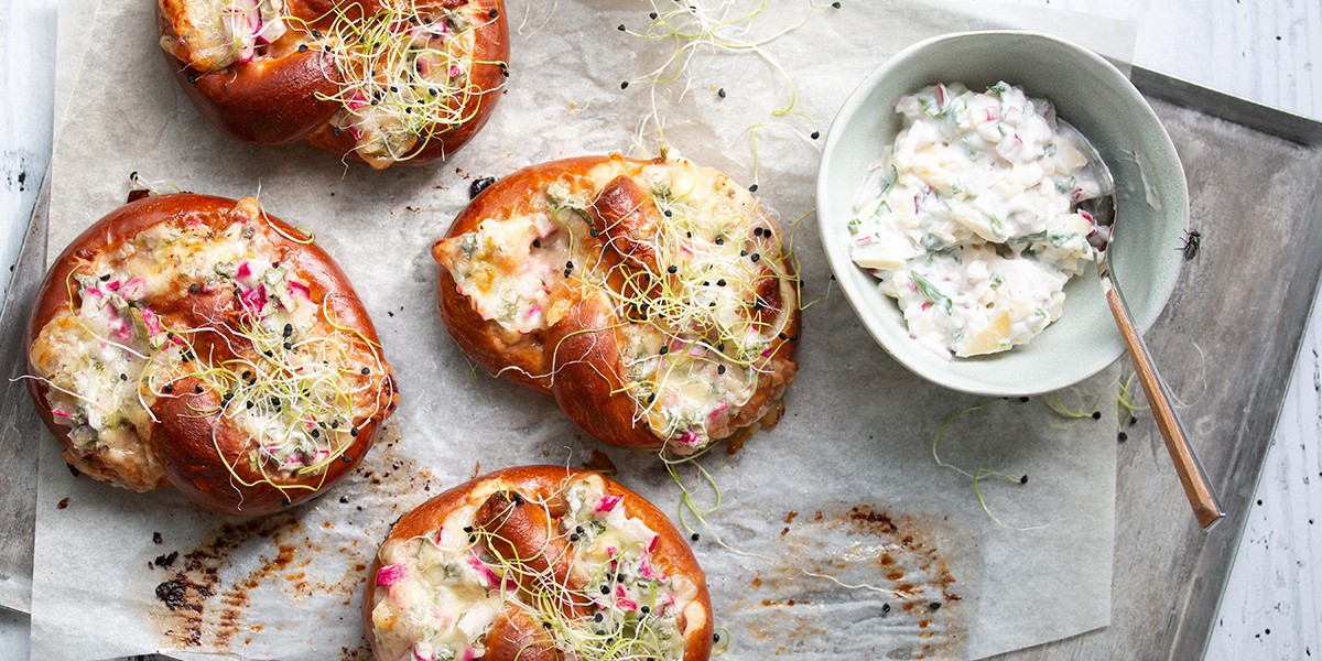 Brezel mit Raclettekäse und Radieschen