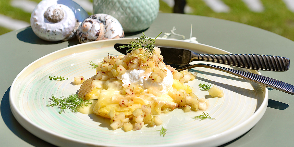 Pommes de terre écrasées au fromage à raclette, œufs pochés et relish de concombre