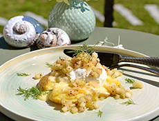 Pommes de terre écrasées au fromage à raclette, œufs pochés et relish de concombre