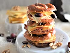 Bretzels gratinés au fromage à raclette