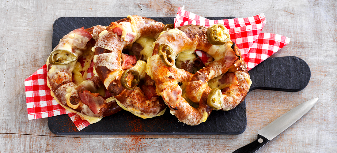 Bretzel au fromage à raclette et jalapeños