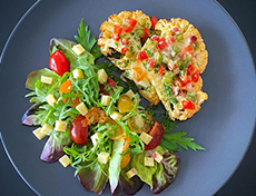 Mit Raclettekäse überbackene Blumenkohlschnitzel 