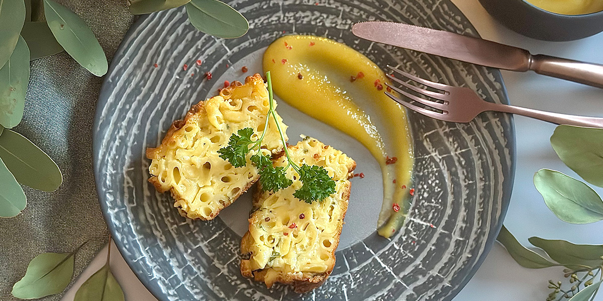 Raclette-Hörnli-Cake mit Apfel-Mango-Mus