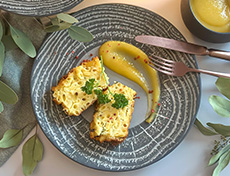 Raclette-Hörnli-Cake mit Apfel-Mango-Mus