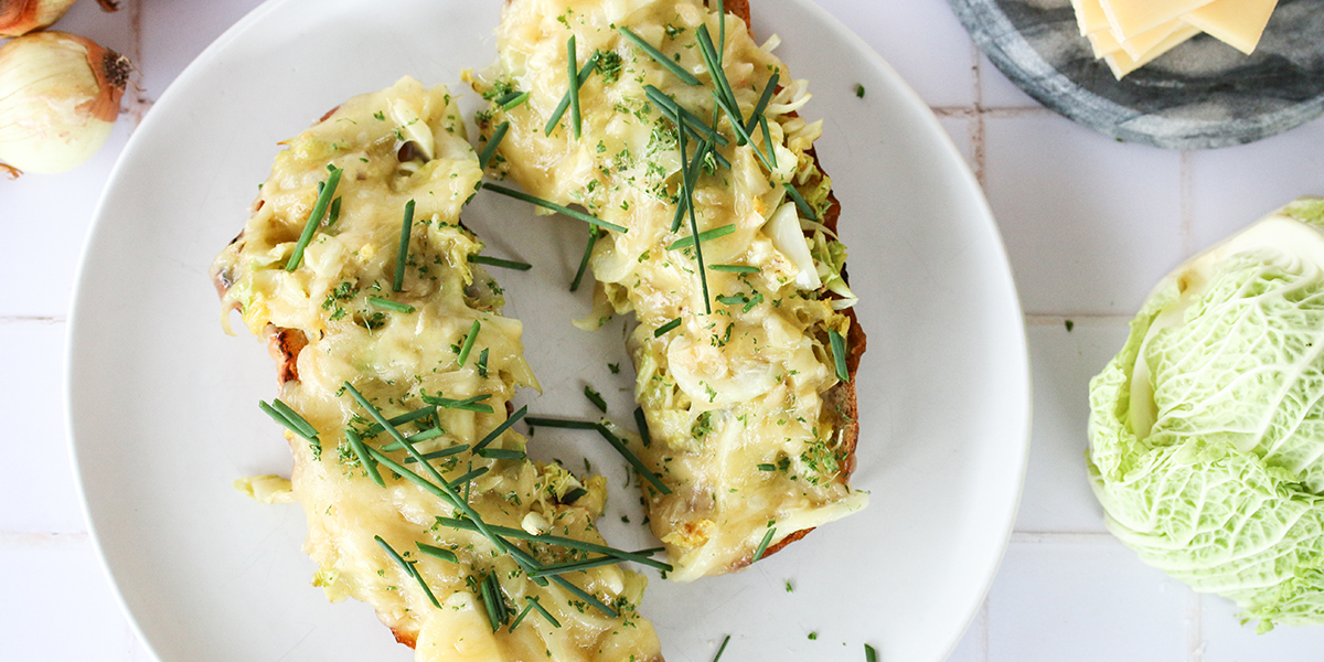 Baguette raclette, oignons et chou frisé 