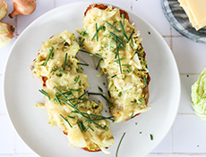 Baguette raclette, oignons et chou frisé 