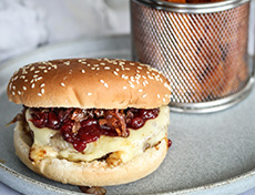 Raclette Burger mit Preiselbeeren