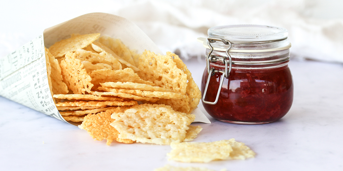Raclette-Chips mit pikanter Erdbeer-Salsa Raclette-Chips mit pikanter Erdbeer-Salsa