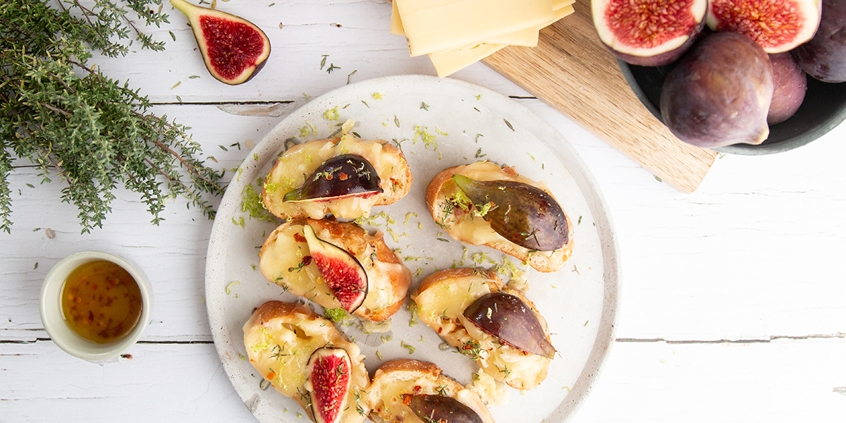 Crostini au fromage à raclette et aux figues