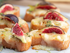 Raclette fig crostini