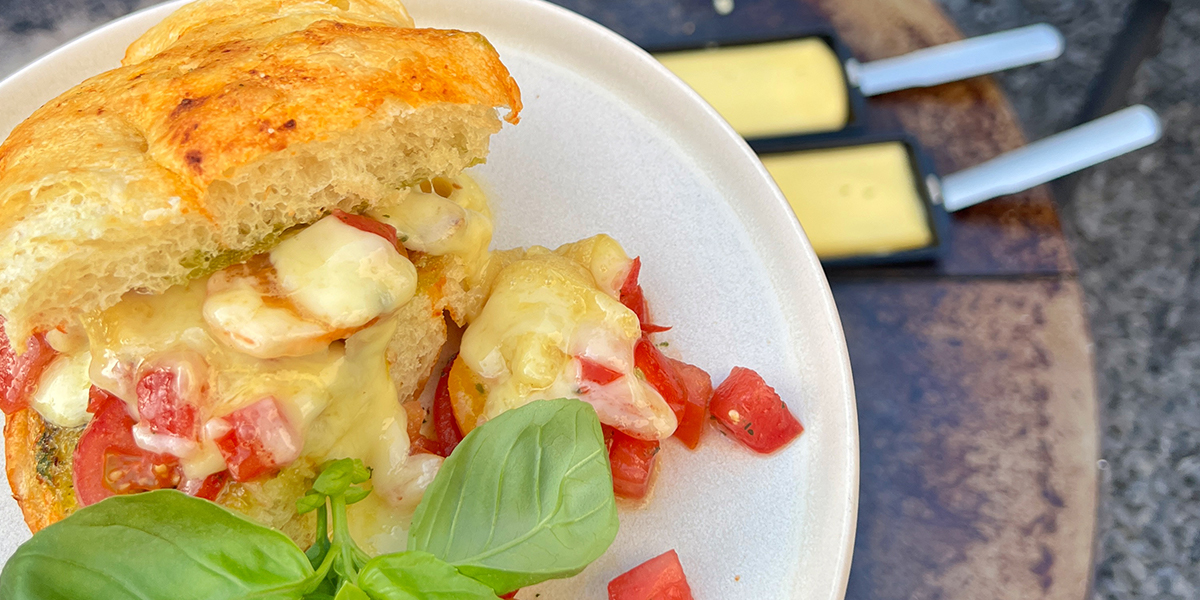 Bruschetta de foccacia grillée au fromage à raclette