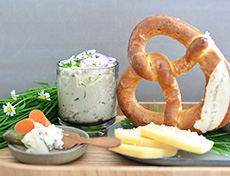 Raclette-Obazda mit Bretzel