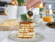 Luftige Pancakes mit Raclettekäse und Früchten