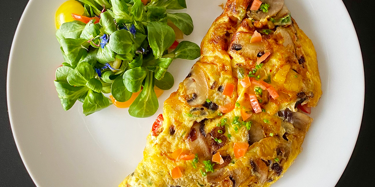 Omelette au fromage à raclette avec champignons 