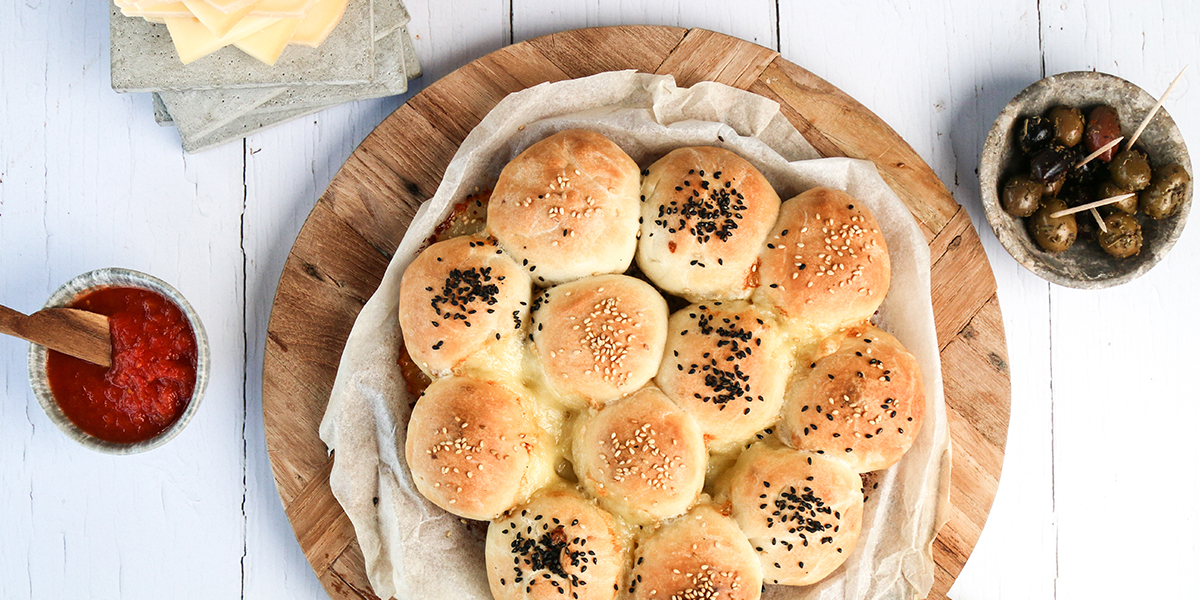 Raclette pizza ball with tomato-apple dip