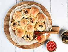 Raclette pizza ball with tomato-apple dip