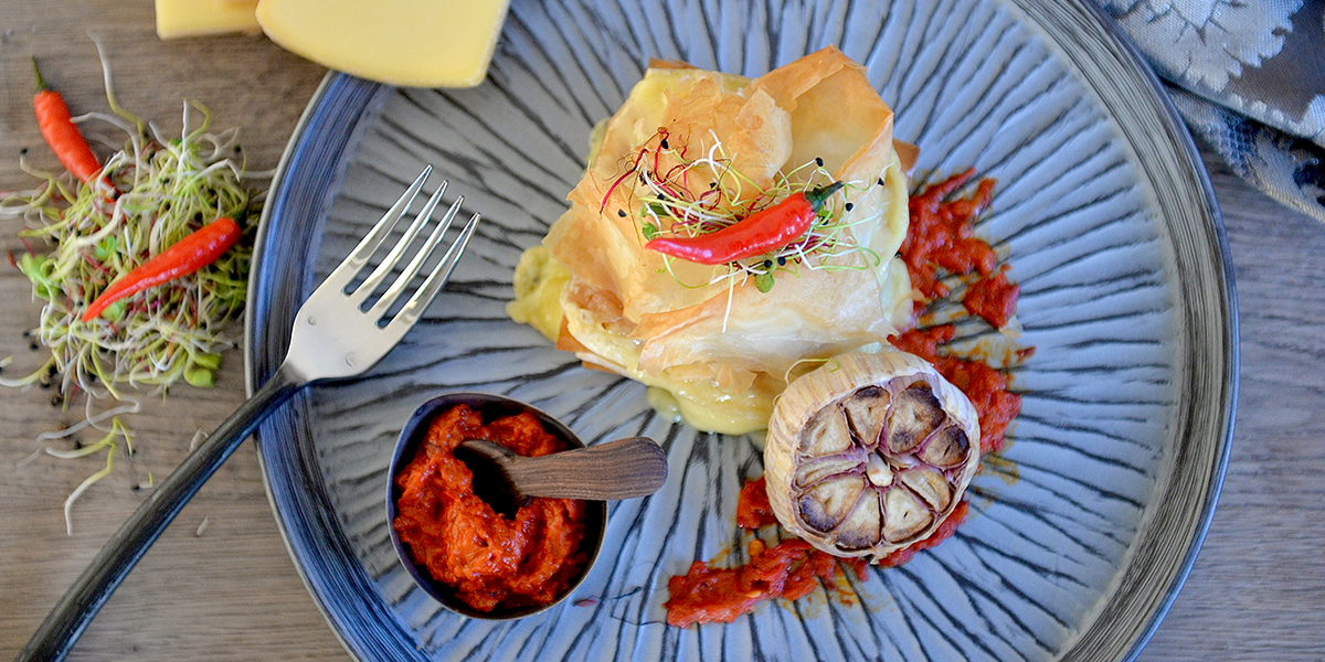 Feuilletés au fromage à raclette avec ajvar et ail au four