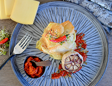 Raclette im Filoteig mit Ajvar und Ofenknoblauch