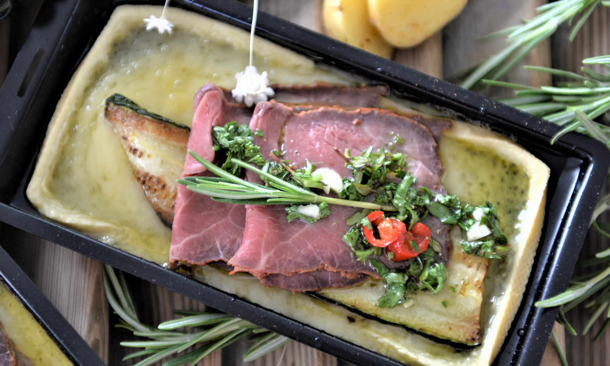 Raclette mit Roastbeef und Chimichurri-Sauce