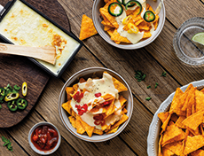 Nachos et sauce au fromage à raclette