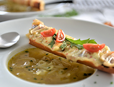 Soupe à l’oignon et baguette au fromage à raclette