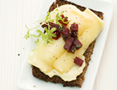 Raclette auf Schwarzbrot mit Randen 