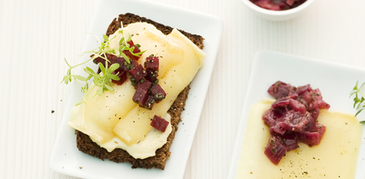 Raclette auf Schwarzbrot mit Randen 