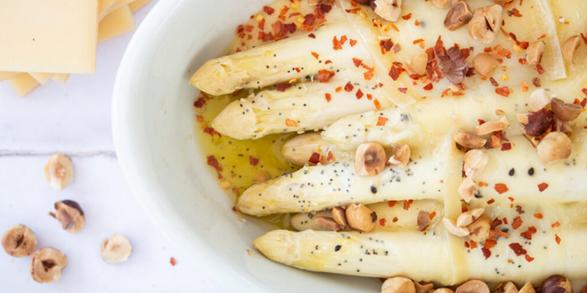 Gebackene Spargeln mit Raclette und Haselnüssen Gebackene Spargeln mit Raclette und Haselnüssen