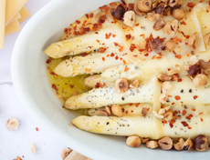 Asperges gratinées au fromage à raclette et aux noisettes 