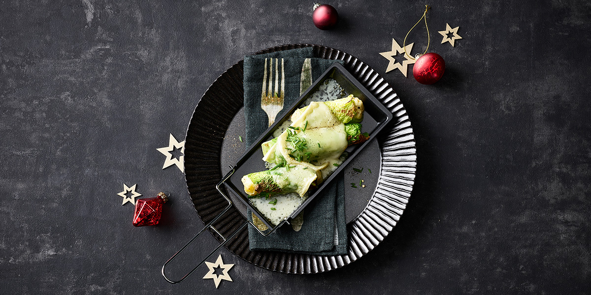 Wirzröllchen mit Kartoffel-Dukkah-Füllung und Raclettekäse überbacken 
