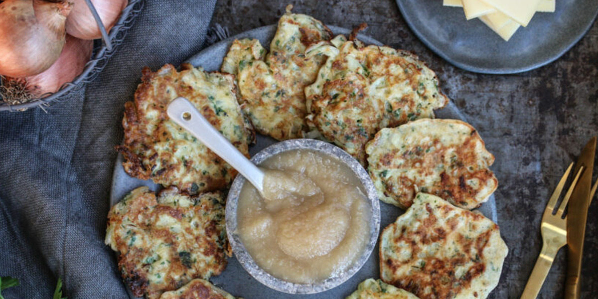 Zwiebel-Puffer mit Raclettekäse