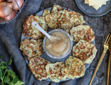 Zwiebel-Puffer mit Raclettekäse