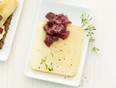 Raclette avec compote d'oignons à la moutarde