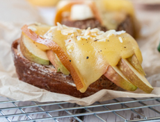 Apfel-Zwiebel Raclette-Toast