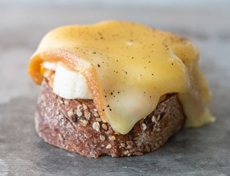 Toast raclette, banane et beurre de cacahuète