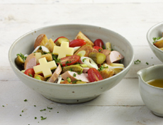 Brotsalat mit Raclettekäse und Cervelat 