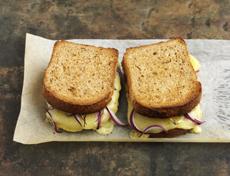 Croque-monsieur au fromage à raclette, sandwiches chauds