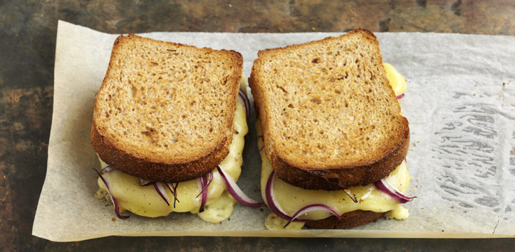 Croque-monsieur au fromage à raclette, sandwiches chauds